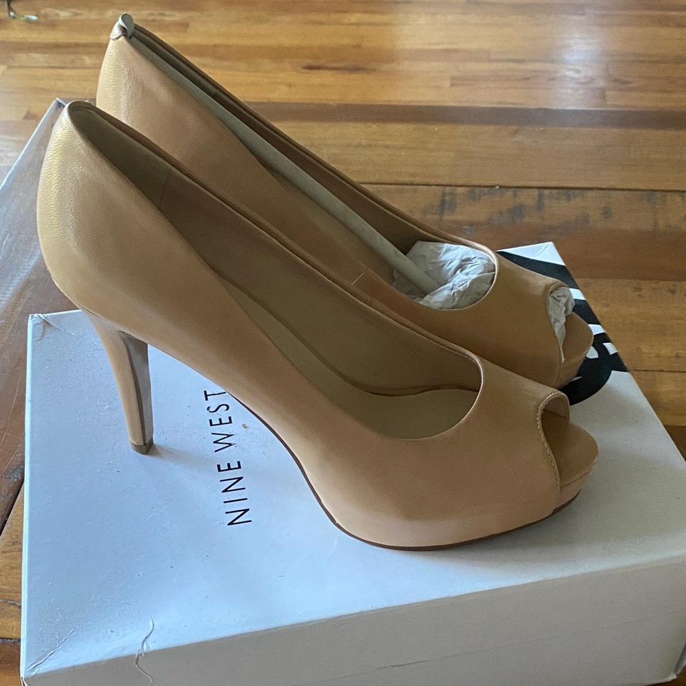 NIB Nine West Camya Peep Toe pumps